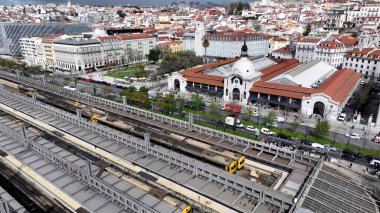 Lizbon 'daki Dom Luis Meydanı. Yemyeşil parkın ve etrafındaki binaların havadan görünüşü. Şehir Bulutları Gökyüzü Arkaplanı Şehir. Şehir dışındaki ünlü. Lizbon Portekiz.