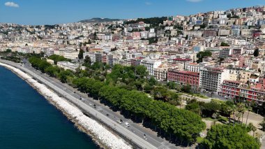 Napoli Campania İtalya 'daki Villa Comunale Parkı. Şehrin çarpıcı ikonik eğlence parkının kuş bakışı görüntüsü. Şehir merkezindeki İş Gökyüzü Arkaplanı. Şehir merkezindeki panoramik işleri. Napoli Campania.