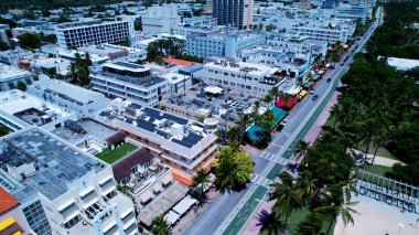 Miami Beach Florida 'da Ocean Drive Bulvarı. İnanılmaz Skysraper 'lar ve caddedeki trafik yukarıdan izleniyor. Metropolitan Peyzaj Ticari Binası Çarpıcı. Metropolitan Atılgan Kasabası.