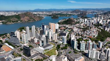 Şehir merkezi Vitoria Espirito Santo Brezilya. İnanılmaz Skysraper 'lar ve caddedeki trafik yukarıdan izleniyor. İş Bulutları Gökyüzü Şehir Merkezi. Panoramik Şehir. Vitoria Espirito Santo.