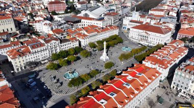 Lizbon 'daki Dom Pedro IV Meydanı. Yoğun caddeler ve binalarla çevrili bir şehir parkının havadan görünüşü. Metropolitan Skyline Binaları Güzel. Bina Mimarlığı Şirketi.