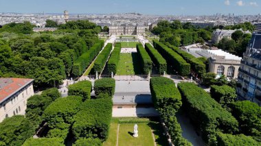 Fransa 'nın Paris şehrindeki Lüksemburg Bahçesi. Şehrin ünlü eğlence parkının nefes kesici hava manzarası. Metropol Manzarası Panoramik Şehir Manzarası Güzel. Kentsel Panoramik Şehir Görünümü.