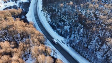 Arjantin 'in Ushuaia' daki Patagonya Skyline 'ı. Muhteşem kır manzarası. Çiftlik ve Orman Ağaçları yakınında. Doğa Seyahati Karlı Orman Ağaçları. Doğa Gökyüzü Havası. Ushuaia Dünyanın Sonu.