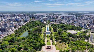 Porto Alegre Skyline In Porto Alegre Rio Grande Do Sul Brazil. Şehir Skyline Modern ve Geleneksel Mimariyi Gösteriyor. İnşaat Manzarası Panoramik Şehir Görünümü Meşgul. Panoramik Şehir Görünümü.