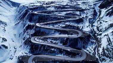 And Dağları 'ndaki ünlü viraj yolu Santiago Şili. Meşhur bir yoldaki araçların güçlü manzarası. Karlı Turizm And Dağları Harita Tipi. Karlı Buzul. And Dağları Santiago.