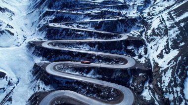 And Dağları 'ndaki Virajlı Yol Santiago Şili. Trafik sıkışıklığı olan otoyol kavşağı. Doğa Seyahati Varış Yeri Karlı Orman Ağaçları. Karla kaplı And Dağları Görünümün Üzerinde.