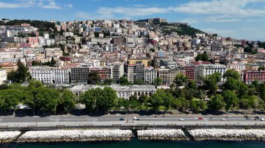 Napoli 'nin silueti Napoli Campania İtalya' da. Yukarıdan canlı bir şehrin telaş ve koşuşturmasını yakalamak. Şehir Gökyüzü Arkaplanı Kentsel. Şehir merkezinin yukarısında. Napoli Campania.