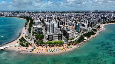 Maceio Alagoas Brezilya 'daki Central Beach. Yaz tatilinde harika bir sahil manzarası olan kuş bakışı. Horizon Sahili Denizi kıyısında. Deniz kenarı seyahati. Maceio Alagoas.