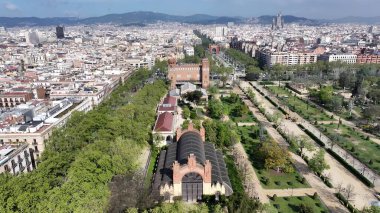 Barcelona Katalonya İspanya 'da Barselona Skyline. Yüksek katlı binaların ve şehir yaşamını gösteren trafik gösterilerinin havadan görüntüsü. Şehir Gökyüzü Arkaplanı Kentsel. Açık Arkaplan Panoramik Şehir.