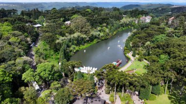 Iago Negro, Rio Grande Do Sul Brezilya 'da. Ünlü Botanik Bahçesi şehri geziyor. İş Bulutları Gökyüzü Şehir Merkezi. Özgeçmişleri meşhurdur. Gramado Rio Grande do Sul.