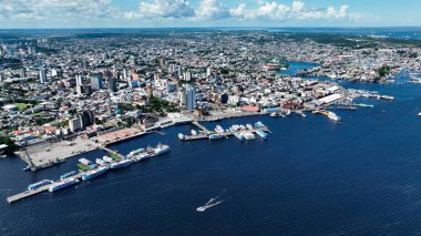 Manaus Skyline In Manaus Amazonas Brazil. Amazon Nehri, yemyeşil yeşillikler ve nehir tekneleri gösteriyor. İş Bulutları Gökyüzü Şehir Merkezi. İş dünyası geniş çaplı. Manaus Amazonas.
