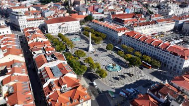 Lizbon 'daki Dom Pedro IV Meydanı. Yeşilliklerle süslenmiş güzel tasarlanmış bir park. Altyapı Skyline Gökdelenleri çarpıcı. Altyapı Mimarlık Şirketi. Lizbon Portekiz.