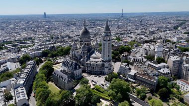 Fransa 'da Paris' teki Sacre Coeur Kilisesi. Şehir Skyline Modern ve Geleneksel Mimariyi Gösteriyor. Endüstriyel Peyzaj Ticari Binası Güzel. Endüstriyel kasaba. Fransa ile Paris.