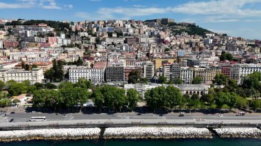 Napoli Campania İtalya 'da Chiaia Riviera. Yüksek binaları ve trafiği olan hareketli bir şehrin havadan görünüşü. Metropolitan Peyzaj Ticari Binası Çarpıcı. Metropolitan Atılgan Kasabası.