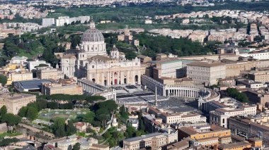 Roma 'daki San Pedro Kilisesi Lazio İtalya. Şehirdeki ünlü kilisenin nefes kesici manzarası. Şehir Gökyüzü Arkaplanı Kentsel. Şehir merkezinin yukarısında. Roma Lazio.