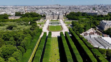 Fransa 'nın Paris şehrindeki Lüksemburg Bahçesi. Yeşillik ağaçlarıyla çevrili yeşil alanın havadan görünüşü. Şehir Gökyüzü Arkaplanı Kentsel. Şehrin yukarısında. Fransa ile Paris.