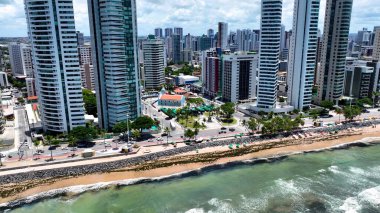 Pernambuco Brezilya 'daki Boa Viagem Kilisesi. Skyline 'a hükmeden kilise binasının havadan görünüşü. Şehir Gökyüzü Arkaplanı Kentsel. Açık Arkaplan Panoramik Şehir. Recife Pernambuco.
