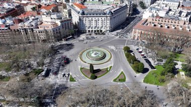 Madrid 'deki Neptuno Çeşmesi. Çağdaş binalarla dolu şehir merkezinin havadan görünüşü. Endüstriyel Peyzaj Ticari Binası Güzel. Endüstriyel kasaba. Madrid İspanya.