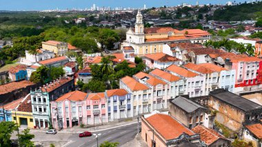 Joao Pessoa Paraiba Brezilya 'daki Ortaçağ Binaları. Yukarıdan canlı bir şehrin telaş ve koşuşturmasını yakalamak. İnşaat Manzarası Panoramik Şehir Görünümü Meşgul. Panoramik Şehir Görünümü.