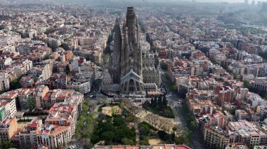 Sagrada Familia Barselona Katalonya Topluluğu İspanya. Şehirdeki ünlü kilisenin nefes kesici manzarası. İş Bulutları Gökyüzü Şehir Merkezi. Arkaplan Ünlü.