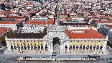 Lizbon 'daki Comercio Meydanı. Drone şehrin merkezindeki güzellik merkezini ele geçiriyor. Şehir Gökyüzü Arkaplanı Kentsel. Şehrin yukarısında. Lizbon Portekiz.