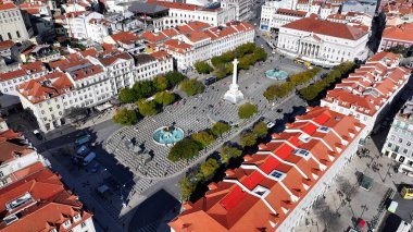 Lizbon 'daki Dom Pedro IV Meydanı. Yemyeşil parkın ve etrafındaki binaların havadan görünüşü. Şehir merkezinde Gökyüzü Bulutları. Şehir merkezinin dışında. Ünlü. Lizbon Portekiz.