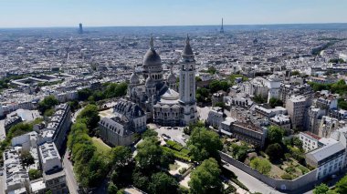 Fransa 'da Paris' teki Sacre Coeur Kilisesi. Şehirdeki ünlü kilisenin nefes kesici manzarası. Şehir merkezindeki iş dünyası. Şehir merkezinin dışında Panning Wide 'da. Fransa ile Paris.