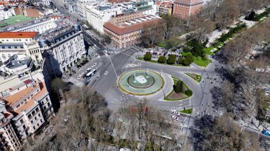 Madrid 'deki Neptuno Çeşmesi. İnanılmaz Skysraper 'lar ve caddedeki trafik yukarıdan izleniyor. Metropolitan Manzara Gökdelenleri. Güzel. Metropolitan Şehir. Madrid İspanya.