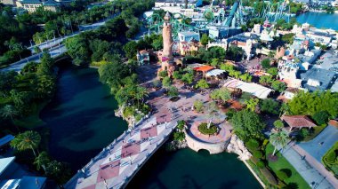 Orlando Florida 'daki Macera Adası. Yukarıdan görünüşlü çeşitli gezintileri olan Renkli Lunapark. Şehir Gökyüzü Arkaplanı Kentsel. Şehir merkezinin yukarısında. Orlando Florida.