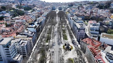 Lizbon 'daki Özgürlük Bulvarı. Yukarıdan canlı bir şehrin telaş ve koşuşturmasını yakalamak. Endüstriyel Peyzaj Ticari Binası Güzel. Endüstriyel kasaba. Lizbon Portekiz.