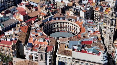 Valencia Valence Community İspanya 'da. Çağdaş binalarla dolu şehir merkezinin havadan görünüşü. Şehir merkezindeki İş Gökyüzü Arkaplanı. Şehir Merkezi Panoramik Şirketi.