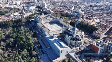 İspanya 'daki Kraliyet Sarayı. Şehrin ünlü bölgesindeki ortaçağ binasının kuş bakışı görüntüsü. Metropolitan Skyline Binaları Güzel. Bina Mimarlık Şirketi. Madrid İspanya.