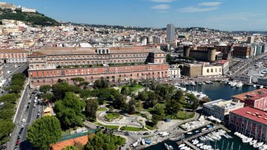 Napoli Campania İtalya 'daki Kraliyet Sarayı. Ülkenin Meşhur Hükümet Binası 'nın Havadan Görünümü. Şehir merkezinde Gökyüzü Bulutları. Şehir merkezinin dışında. Ünlü. Napoli Campania.