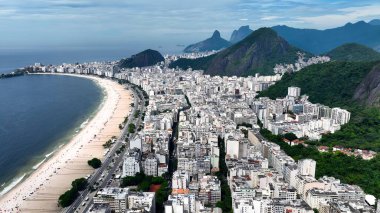 Rio de Janeiro Rio de Janeiro Brezilya 'daki Ipanema Plajı. Bereketli bir tropikal sahil manzarasının nefes kesici görüntüsü. Cennet Peyzajı Gezgin Şehveti. Cennet Sahili.