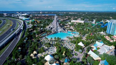 Orlando Florida 'daki Volcano Körfezi Parkı. Ünlü Lunaparkın nefes kesici hava manzarası. Metropolitan Manzara Gökdelenleri. Güzel. Metropolitan Şehir. Orlando Florida.