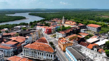 Joao Pessoa Paraiba Brezilya 'daki tarihi binalar. Yüksek katlı binaların ve şehir yaşamını gösteren trafik gösterilerinin havadan görüntüsü. Şehir merkezindeki iş dünyası. Şehir merkezinin dışı Geniş Panning.