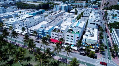 Miami Beach, Florida, ABD 'de Okyanus Yolu. İnanılmaz Skysraper 'lar ve caddedeki trafik yukarıdan izleniyor. Şehir Bulutları Gökyüzü Arkaplanı Şehir. Şehir dışındaki ünlü. Miami Plajı Florida.