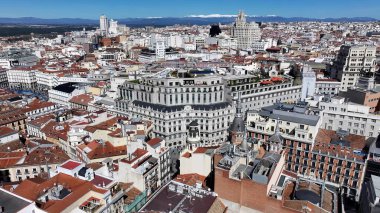 Madrid 'deki Madrid Skyline. İnanılmaz Skysraper 'lar ve caddedeki trafik yukarıdan izleniyor. Şehir merkezindeki iş dünyası. İş geçmişleri ünlüdür. Madrid İspanya.