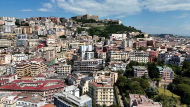 Napoli 'nin silueti Napoli Campania İtalya' da. Çağdaş binalarla dolu şehir merkezinin havadan görünüşü. Metropol Manzarası Panoramik Şehir Manzarası Güzel. Kentsel Panoramik Şehir Görünümü.