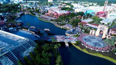 Orlando Florida 'daki Universal Stüdyoları. İnsanların gezintilerde eğlendiği lunapark. Altyapı Skyline Gökdelenleri çarpıcı. Altyapı Mimarlık Şirketi.