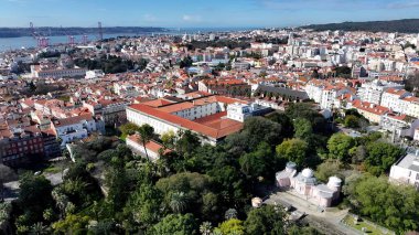 Lizbon 'daki Botanik Bahçesi. Yeşillik ağaçlarıyla çevrili yeşil alanın havadan görünüşü. Endüstriyel Peyzaj Ticari Binası Güzel. Endüstriyel kasaba. Lizbon Portekiz.