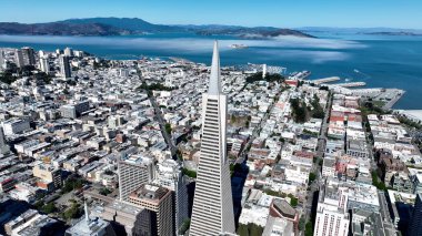 San Francisco 'daki Transamerica Piramidi, Amerika Birleşik Devletleri. Şehrin canlı semtindeki ünlü binanın kuş bakışı görüntüsü. İş Bulutları Gökyüzü Şehir Merkezi. Arkaplan Panoramik Şehir.