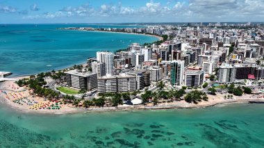 Brezilya 'nın Maceio Alagoas kentindeki şehir plajı. Büyüleyici Tropikal Sahne Sahnesi Yukarıdan Görünüyor. Horizon Sahili Denizi kıyısında. Shore Seaside Panning Wide 'da. Maceio Alagoas.