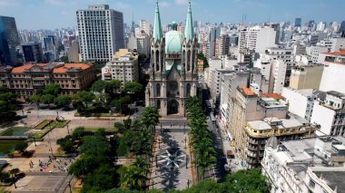 Sao Paulo Brezilya 'daki Metropolitan Katedrali. Skyline 'a hükmeden kilise binasının havadan görünüşü. Şehir merkezindeki iş dünyası. Şehir merkezinin dışında Panning Wide 'da. Sao Paulo Brezilya.