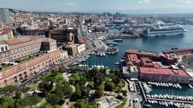 Napoli Limanı, Napoli Campania İtalya. Bay Area City Skyline 'dan ayrılan yolcu gemisi. İş Bulutları Gökyüzü Şehir Merkezi. Panoramik Şehir. Napoli Campania.