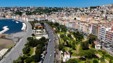 Napoli Campania İtalya 'da Chiaia Riviera. Çağdaş binalarla dolu şehir merkezinin havadan görünüşü. Şehir Gökyüzü Bulutları Şehir Arkaplanı. Şehir merkezinde geniş bir altyapı var. Napoli Campania.