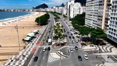 Copacabana Plajı 'ndaki Sahil Bulvarı Rio De Janeiro Brezilya. Highway Road 'un göz kamaştırıcı manzarası yukarıdan görünüyor. Metropolitan Manzara Gökdelenleri. Güzel. Metropolitan Şehir.