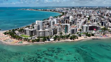 Maceio Alagoas Brezilya 'da Maceio Skyline. Kuşlar, sokaklar ve binalarla çarpıcı şehir manzarasına bakıyor. Ada Hayatı Manzarası Huzurlu Güzel. Huzurlu. Maceio Alagoas.