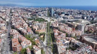 Barcelona Katalonya İspanya 'da Barselona Skyline. Yüksek binaları ve trafiği olan hareketli bir şehrin havadan görünüşü. İş Bulutları Gökyüzü Şehir Merkezi. Özgeçmişleri meşhurdur. Barselona Katalonya.