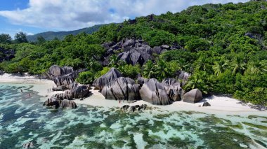 La Digue Adası 'ndaki şeffaf Kano Victoria Seyşeller. Kristal berrak sularla sersemletici sahilin havadan görünüşü. Shore Clouds Plaj Denizi. Shore Panning Wide 'da. La Digue Adası Victoria.